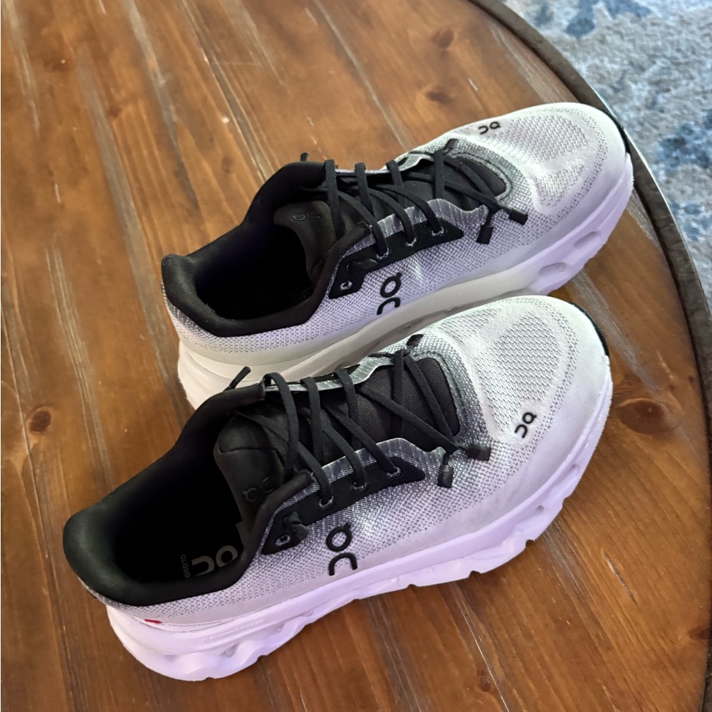 On Running Cloudsurfer Sneakers in White and Black

Like New!! Only worn 2-5 x